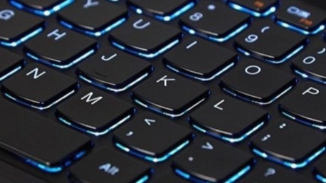 Pohodlí při psaní díky podsvícené klávesnici